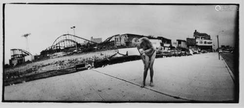 Michael Ackerman (1967) - Homme à Coney Island, NY, devant le Luna Park, près du [...]
