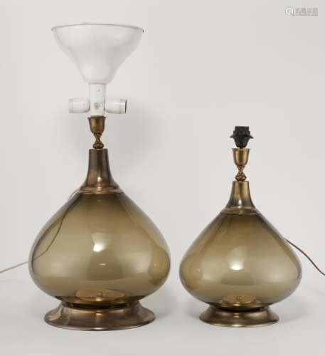 Deux grandes lampes balustre, circa 1970 - Verre fumé et laiton doré, H 45 et 54 cm -
