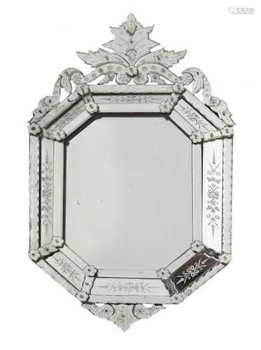 Miroir à fronton, Venise, première moitié du XXe s - Glace à décor gravé, [...]