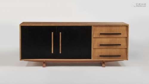 Buffet, probablement suisse, circa 1950 - Deux vantaux et trois tiroirs, bois clair [...]