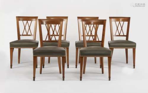 Suite de six chaises et deux fauteuils par Jean Lesage, circa 1940 - Dossier à [...]