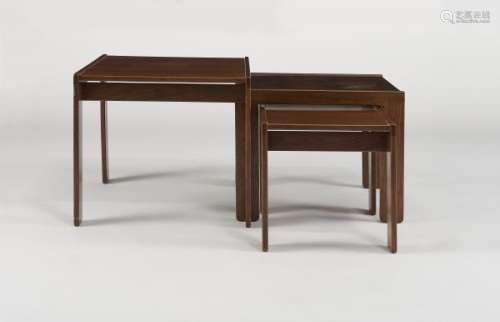 Trois tables basses gigognes, circa 1970 - Palissandre, 44x60x50 cm -