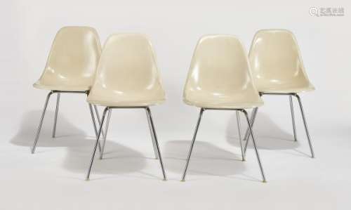 Suite de 4 chaises, circa 1960 - Polyester moulé et fibres de verre, métal -