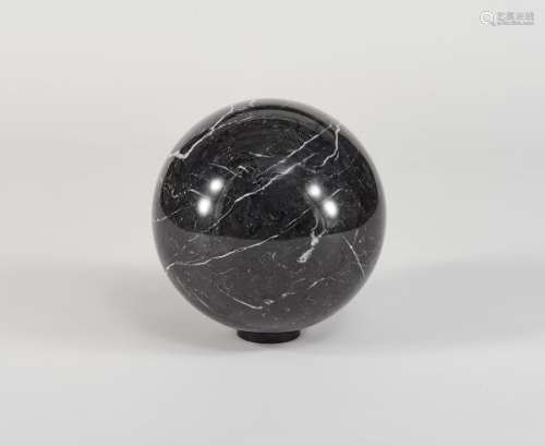 Boule en marbre, - D 30 cm -
