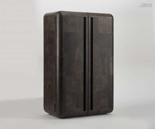 Armoire de style industriel - Métal et bois gainé de cuir, 154x97x57 cm -