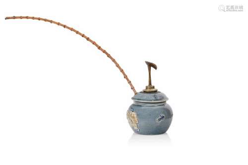 CHINE, XIXe siècle Pipe en grès émaillé bleu et cr…