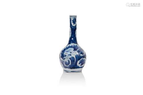 CHINE, XVIIIe siècle \nVase bouteille en porcelaine…