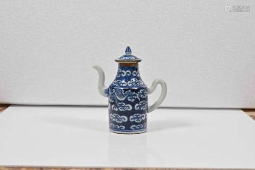 CHINE, XVIIIe siècle \nThéière couverte en porcelai…