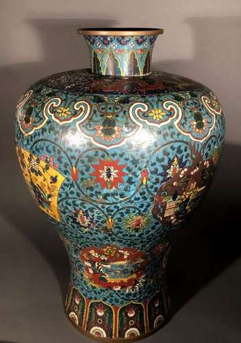 CHINE. Grand VASE balustre à décor en émaux cloiso…