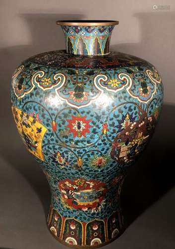 CHINE. Grand VASE balustre à décor en émaux cloiso…