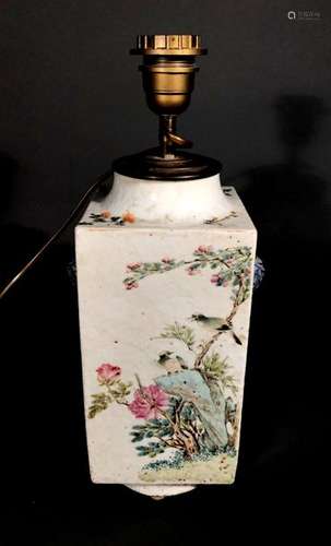 CHINE. VASE de section carrée en porcelaine à déco…