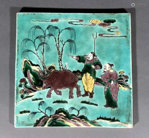 CHINE. PLAQUE en porcelaine à décor polychrome de …