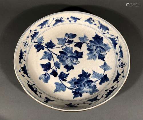 CHINE. PLAT circulaire en porcelaine à décor bleu …
