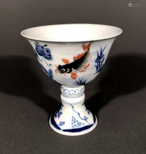 CHINE. COUPE sur PIED en porcelaine à décor bleu b…
