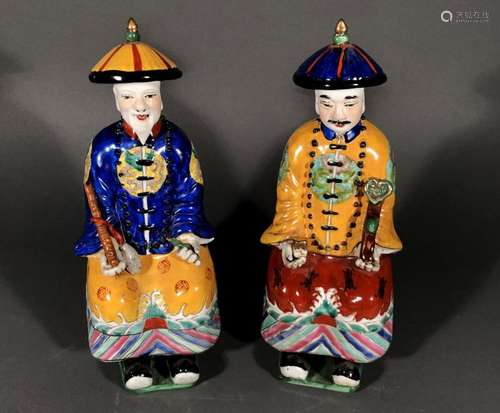 CHINE. Paire de SUJETS en porcelaine à décor polyh…