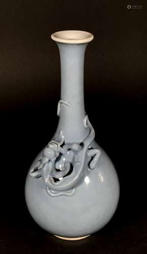 CHINE. VASE piriforme en porcelaine à couverte ble…