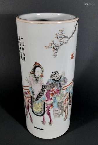 CHINE. VASE rouleau en porcelaine à décor de perso…