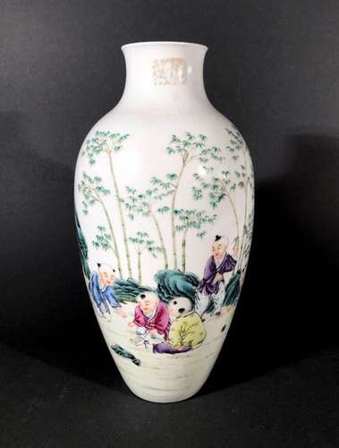 CHINE. VASE ovoïde en porcelaine à décor polychrom…