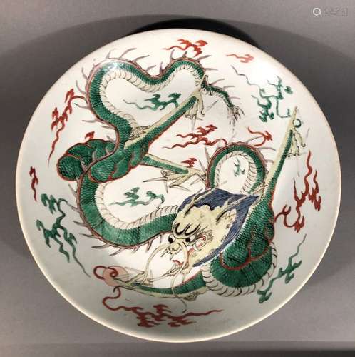 CHINE. PLAT circulaire en porcelaine à décor en ém…