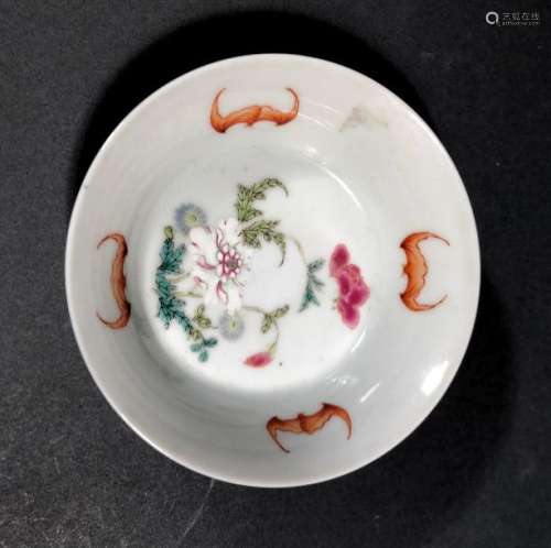 CHINE. COUPE en porcelaine à décor polychrome de c…