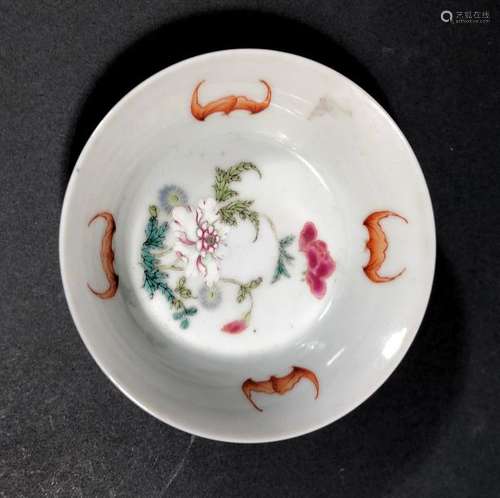 CHINE. COUPE en porcelaine à décor polychrome de c…