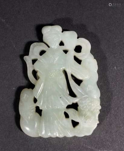 CHINE. SUJET en jade vert nuancé blanc , sculpté d…