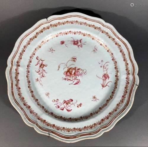 CHINE d'EXPORTATION. PLAT à contours en porcelaine…