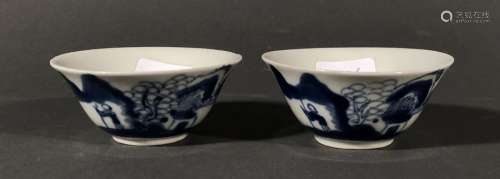 CHINE. Deux petits BOLS en porcelaine à décor bleu…