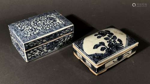 CHINE. Deux BOÎTES en porcelaine à décor floral bl…