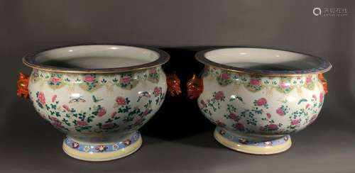 CHINE. Paire de CACHE POTS sur talon, en porcelain…