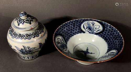 CHINE. Lot en porcelaine à décor bleu blanc compre…