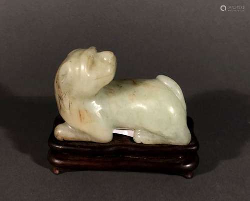 CHINE. Chien de Fô couché, jade vert nuancé sculpt…