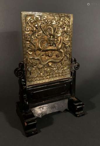 CHINE. ECRAN de TABLE en bronze doré à décor en ba…