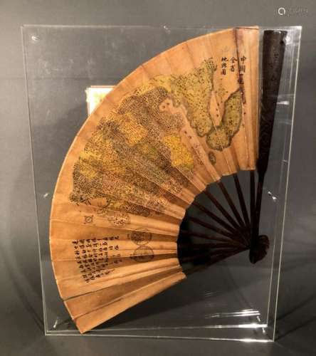 CHINE. EVENTAIL en bambou incisé et feuilles encré…