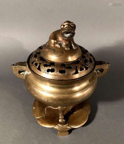 CHINE. BRÛLE PARFUM tripode en bronze doré. Le cou…