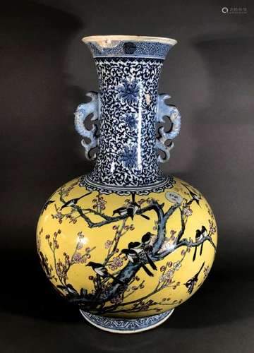 CHINE. VASE à panse basse et col évasé, en porcela…