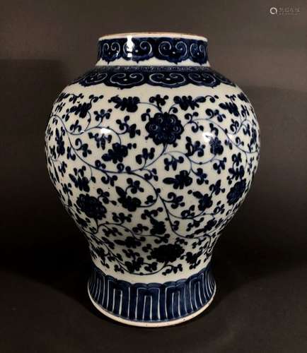 CHINE. VASE balustre en porcelaine à décor bleu bl…