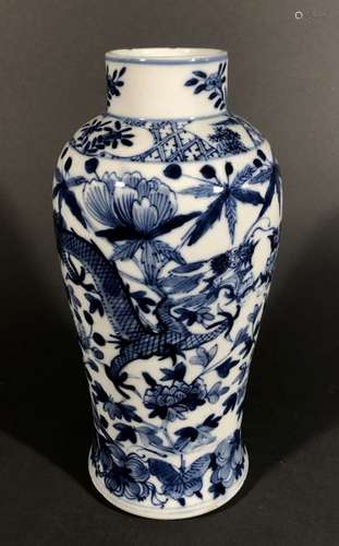 CHINE. VASE en porcelaine à décor bleu blanc de dr…