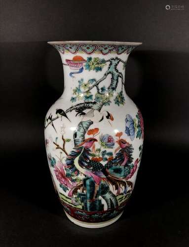 CHINE. VASE à col évasé en porcelaine à décor en é…