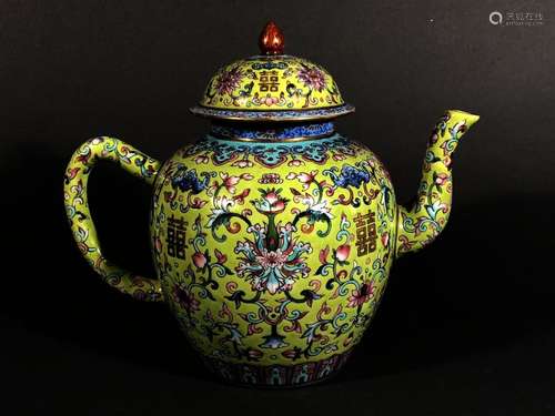 CHINE. THÉIÈRE en porcelaine à décor de chauve sou…