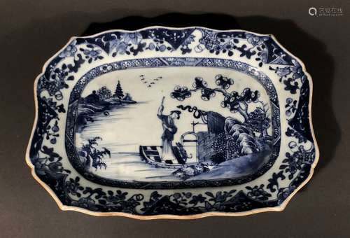 CHINE d'EXPORTATION. PLAT à contours en porcelaine…