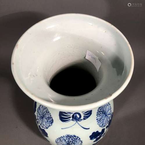 CHINE. VASE en porcelaine à décor bleu blanc dp'un…