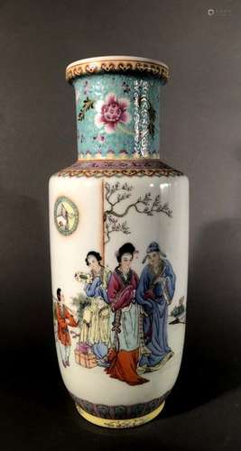 CHINE. VASE rouleau en porcelaine à décor polychro…