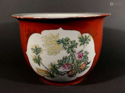 CHINE. CACHE POT en porcelaine à décor floral dans…