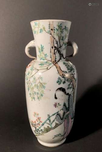 CHINE. Petit VASE ovoïde en porcelaine à décor pol…