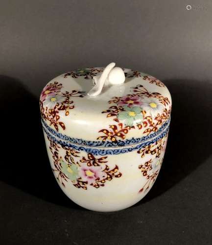 CHINE. POT couvert en porcelaine à décor floral po…