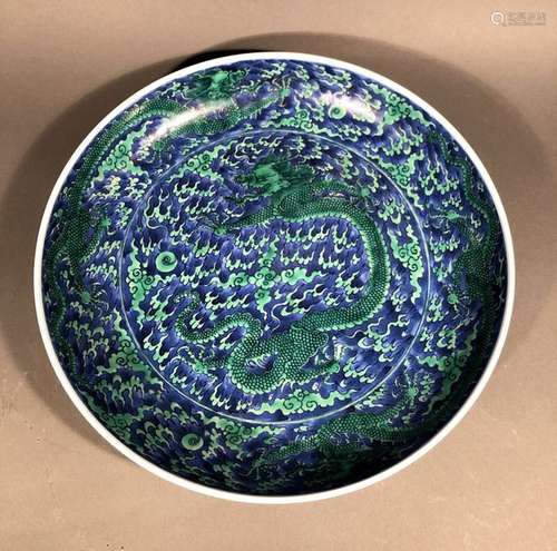 CHINE. PLAT creux circulaire en porcelaine à décor…