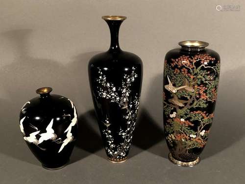 JAPON. Lot de trois petits VASES en émail cloisonn…