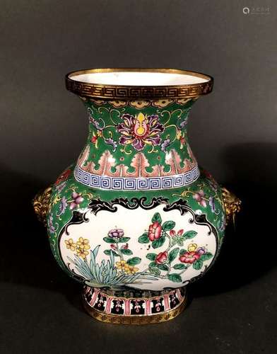 CHINE. VASE en émaux cloisonnés polychrome à décor…