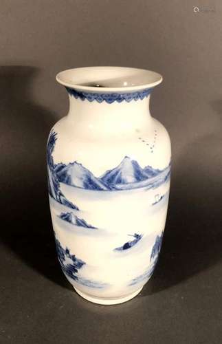 CHINE. VASE en porcelaine à décor en camaïeu de bl…